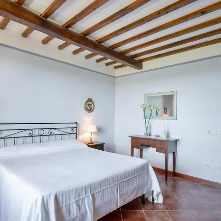 Hotel apartamentowy Isa-holiday-home With Swimming-pool In San Gimignano, With Air Conditioning And Private Outdoor Area 4*